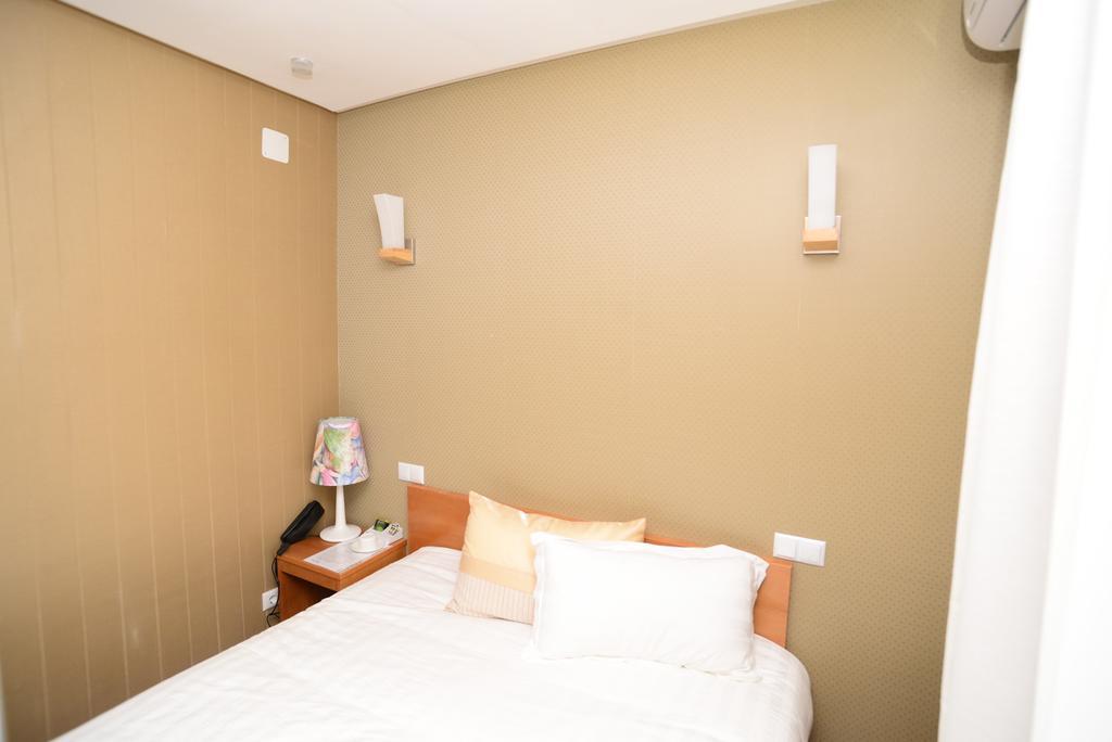 ホテル Grushevy Hospitality Boutique アルマトイ 部屋 写真